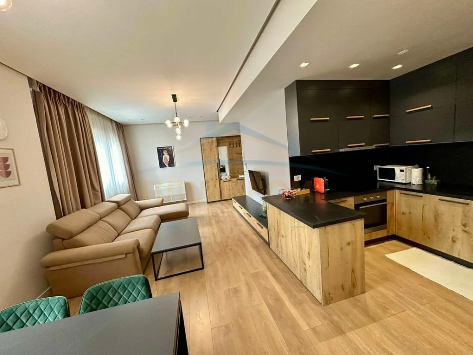 Shiten 3 apartamente 1+1+2 Poste Parkimi, Rruga e Barrikadave, Qender. UNA50347