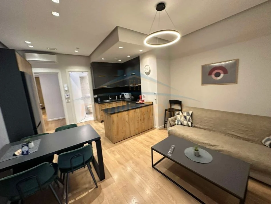 Shiten 3 apartamente 1+1+2 Poste Parkimi, Rruga e Barrikadave, Qender. UNA50347