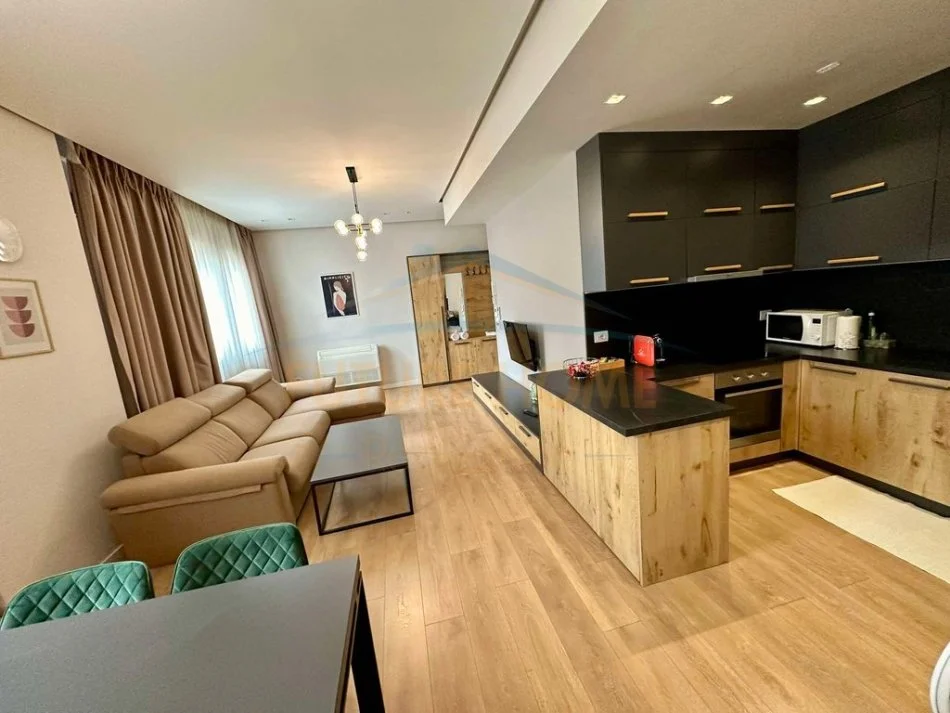 Shiten 3 apartamente 1+1+2 Poste Parkimi, Rruga e Barrikadave, Qender. UNA50347