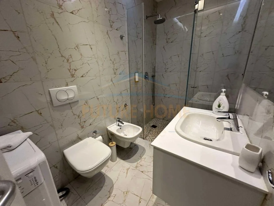 Shiten 3 apartamente 1+1+2 Poste Parkimi, Rruga e Barrikadave, Qender. UNA50347