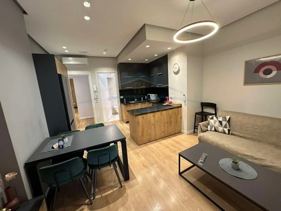 Shiten 3 apartamente 1+1+2 Poste Parkimi, Rruga e Barrikadave, Qender. UNA50347