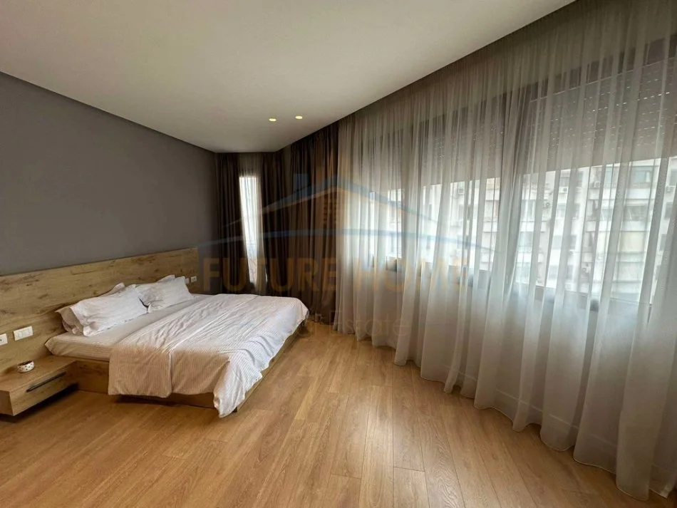 Shiten 3 apartamente 1+1+2 Poste Parkimi, Rruga e Barrikadave, Qender. UNA50347