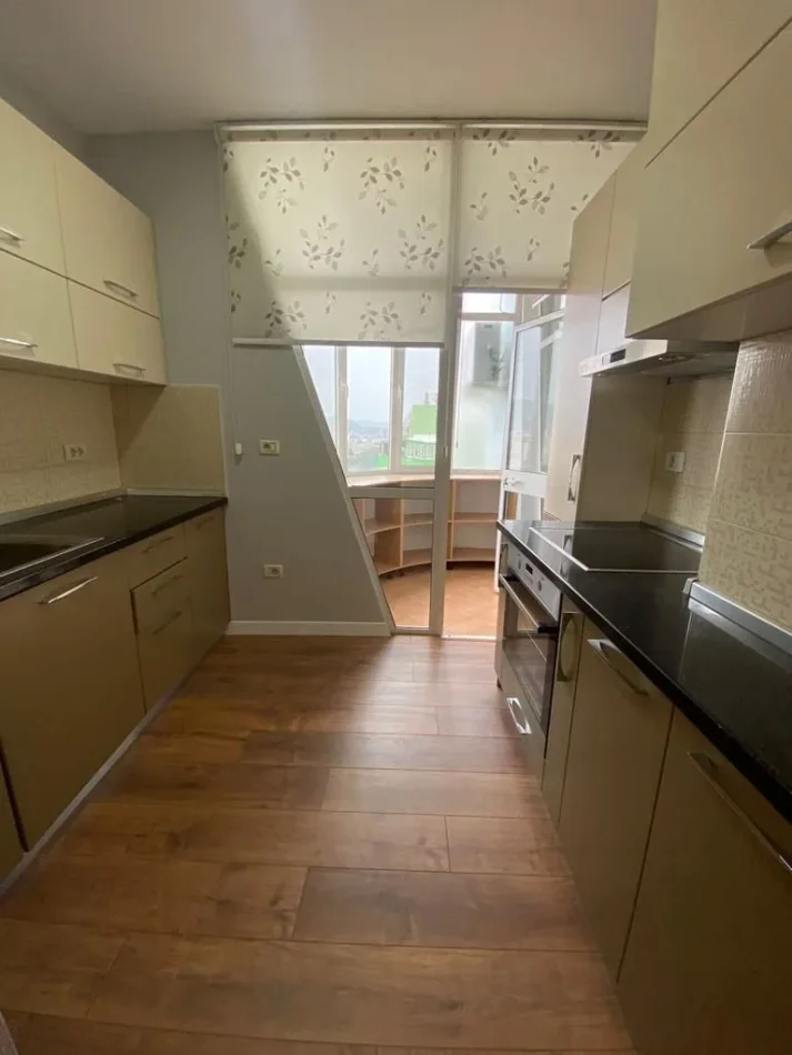 Tirane, jepet me qera apartament 2+1 , 125 € (ISH-EKSPOZITA)