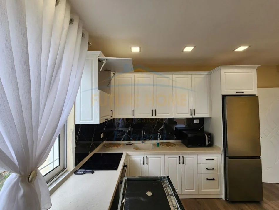 Tirane, jepet me qera apartament 2+1+Ballkon Kati 4, 150 m² 800 € (Sauk)