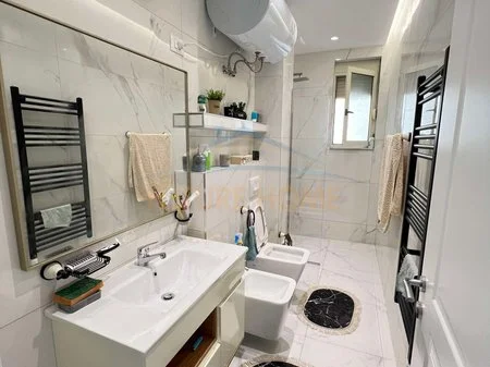 Tirane, jepet me qera apartament 1+1 Kati 2, 63 m² 550 € (UNAZA E RE)