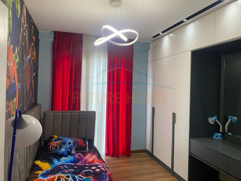 Tirane, shitet apartament 2+1+Ballkon Kati 8, 96 m² 200.000 € (Oxhaku)