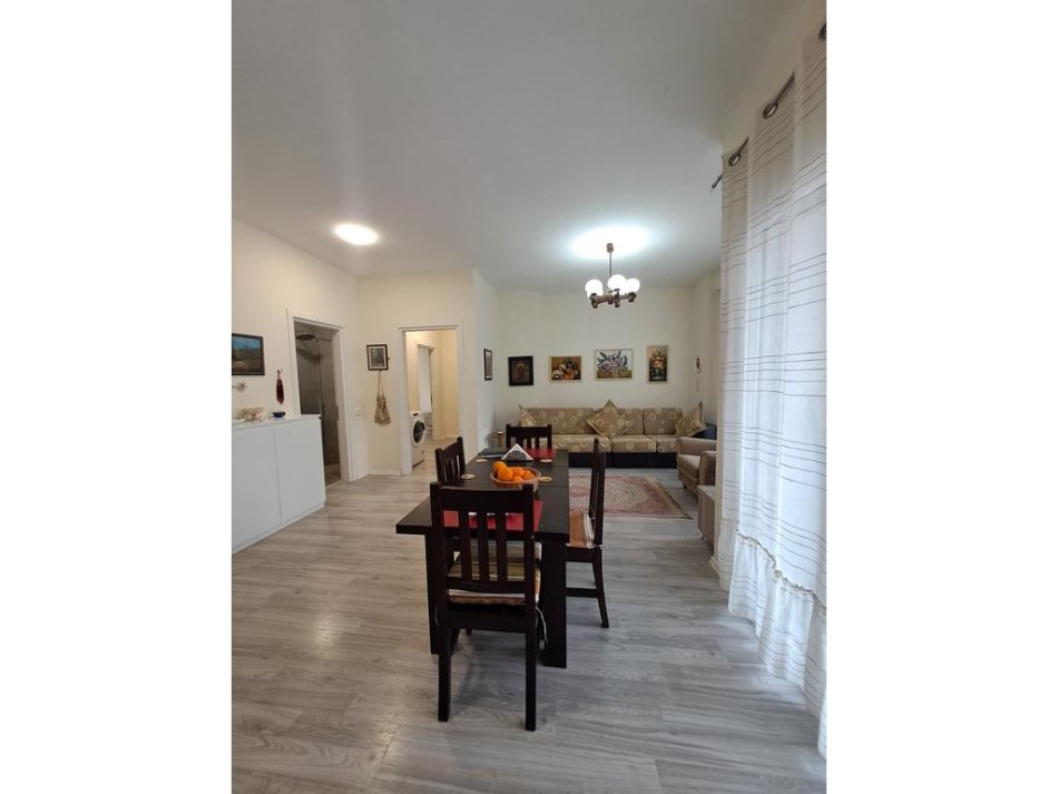 Tirane, jepet me qera apartament 2+1 , 99 m² 650 € (Rruga e Dibres)
