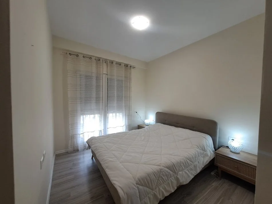 Tirane, jepet me qera apartament 2+1 Kati 2, 99 m² 650 € (Rruga e Dibres)