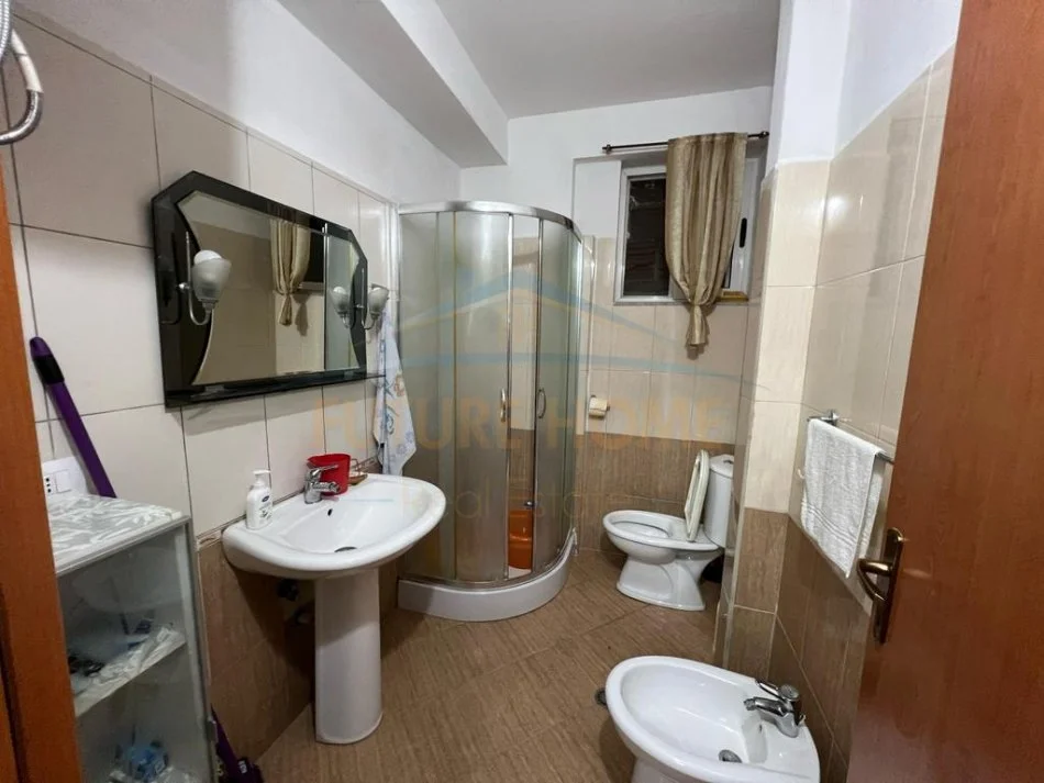 Durres, shitet apartament 1+1+Ballkon Kati 4, 82 m² 95.000 € (Pranë Pallatit te Sportit, Durres)