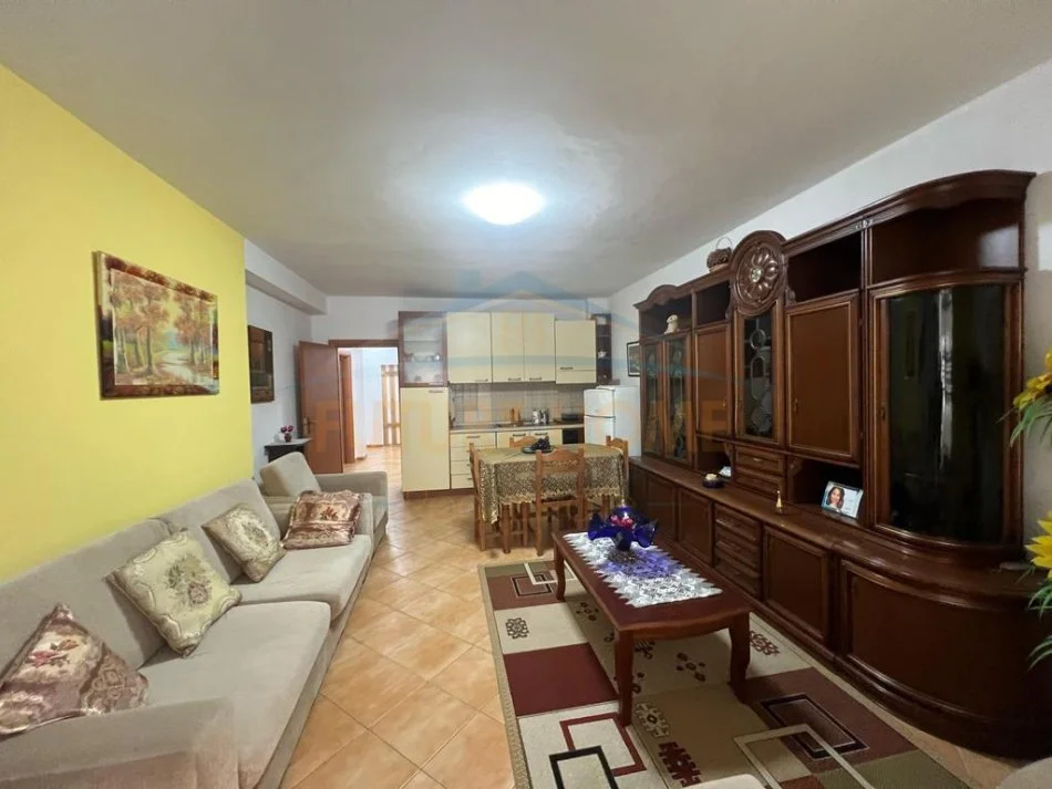 Durres, shitet apartament 1+1+Ballkon Kati 4, 82 m² 95.000 € (Pranë Pallatit te Sportit, Durres)