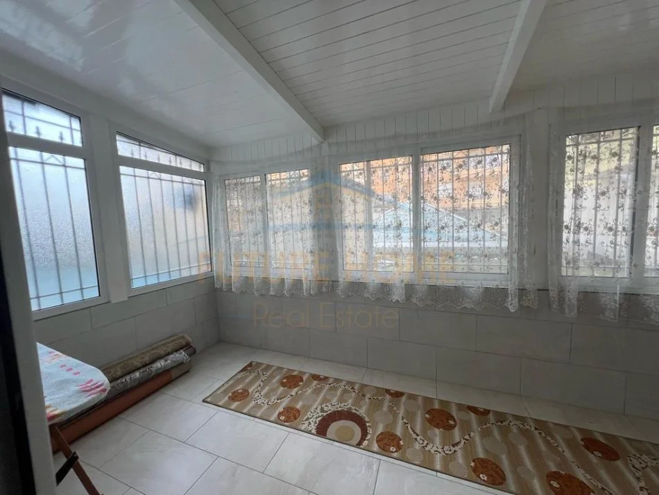 Durres, shitet apartament 1+1+Ballkon Kati 4, 82 m² 95.000 € (Pranë Pallatit te Sportit, Durres)