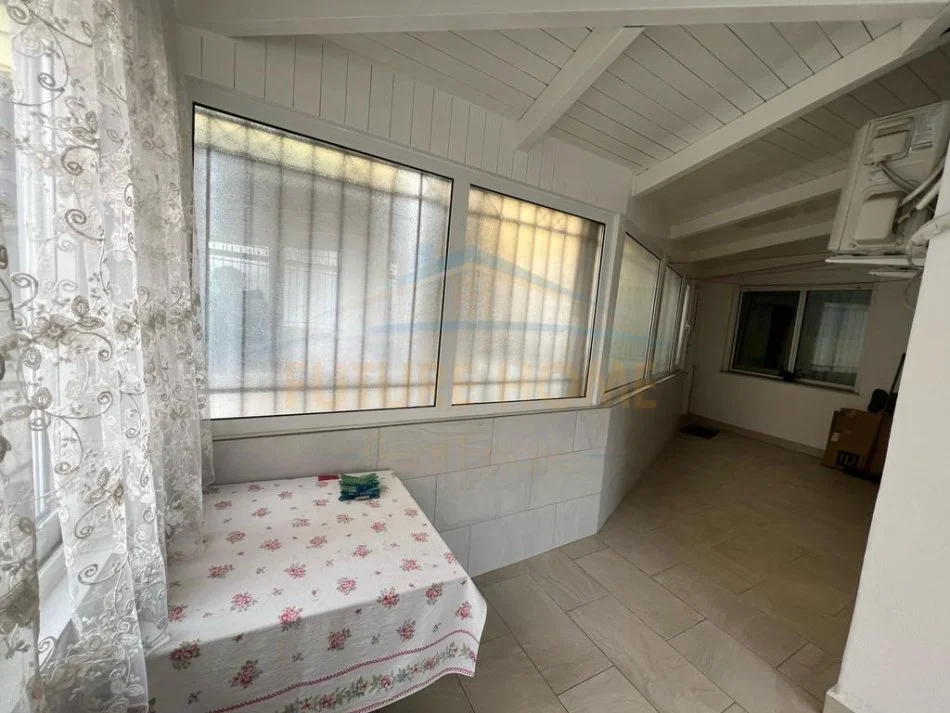 Durres, shitet apartament 1+1+Ballkon Kati 4, 82 m² 95.000 € (Pranë Pallatit te Sportit, Durres)