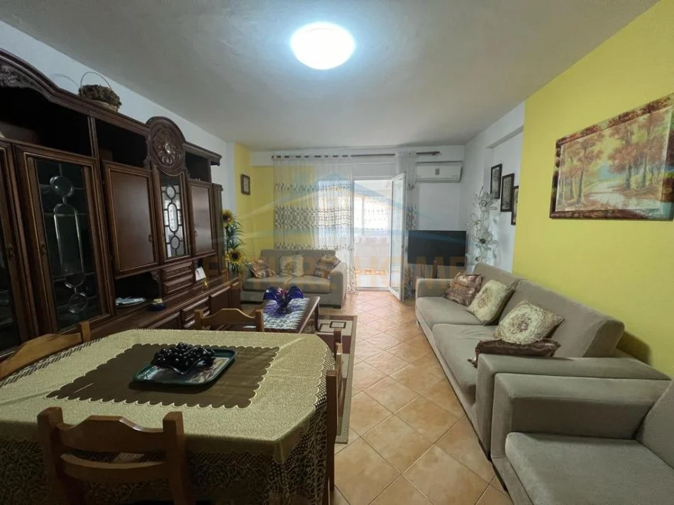 Durres, shitet apartament 1+1+Ballkon Kati 4, 82 m² 95.000 € (Pranë Pallatit te Sportit, Durres)