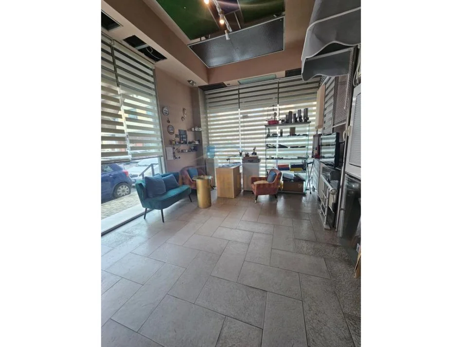Durres, jepet me qera ambjent biznesi Kati 0, 43 m² 450 € (pallati i sportit)