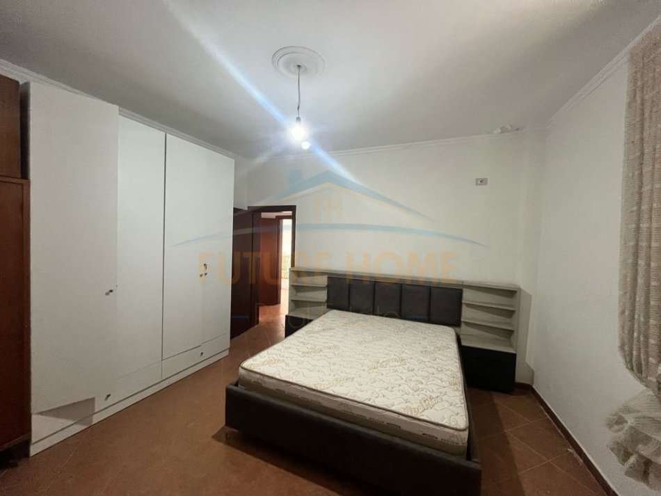 Durres, jepet me qera shtepi 2+1 , 265 m² 250 € (Rrashbull)