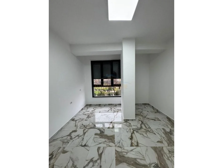 Tirane, jepet me qera ambjent biznesi Kati 2, 115 m² 650 € (Ali Demi)