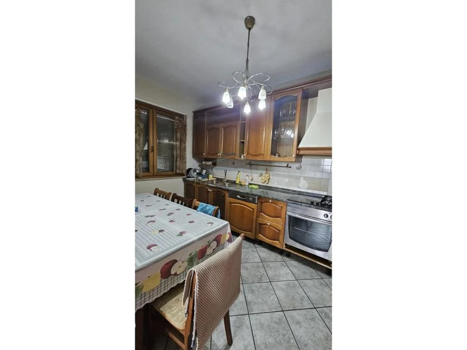 Shqiperi, jepet me qera apartament 2+1+Ballkon Kati 7, 90 m² 500 € (vollga)