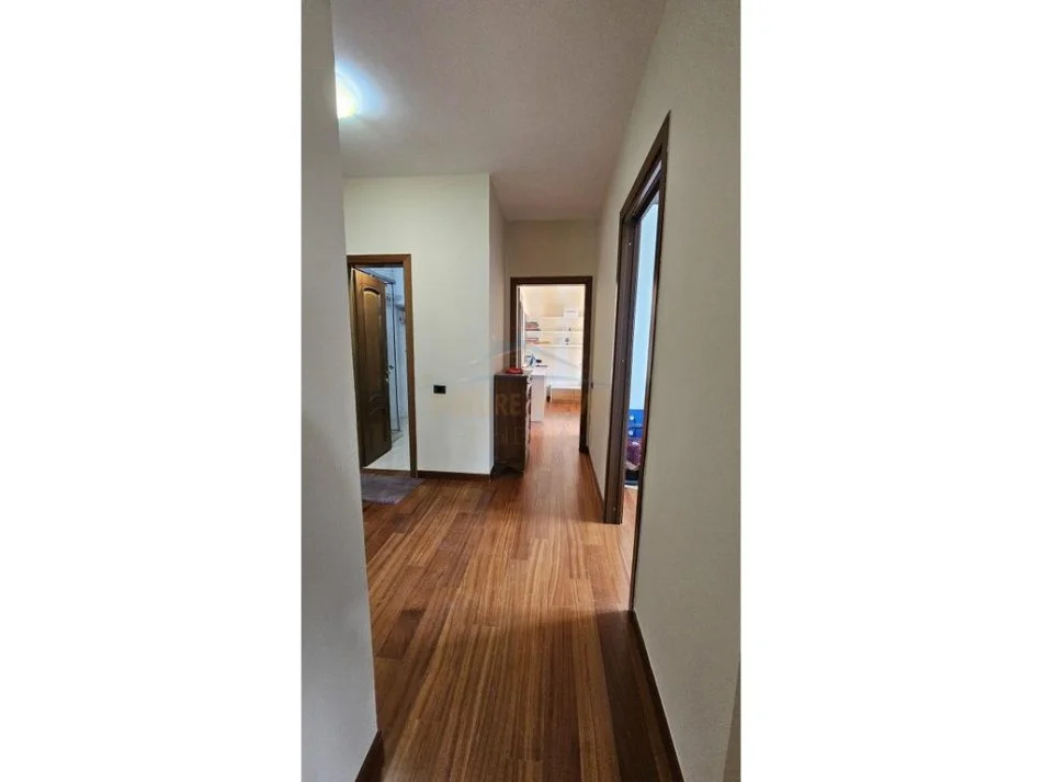 Shqiperi, jepet me qera apartament 2+1+Ballkon Kati 7, 90 m² 500 € (vollga)