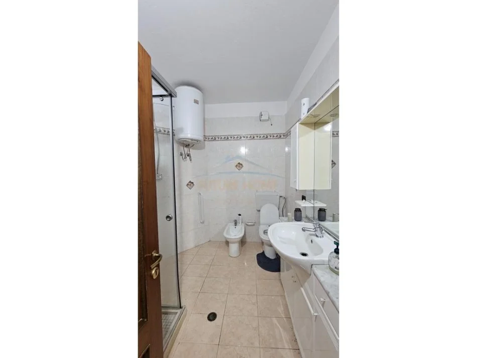 Shqiperi, jepet me qera apartament 2+1+Ballkon Kati 7, 90 m² 500 € (vollga)