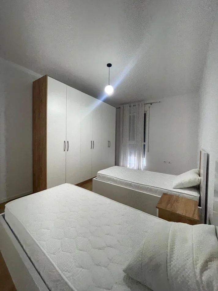 Tirane, jepet me qera apartament 2+1+Aneks+Ballkon , 850 € 