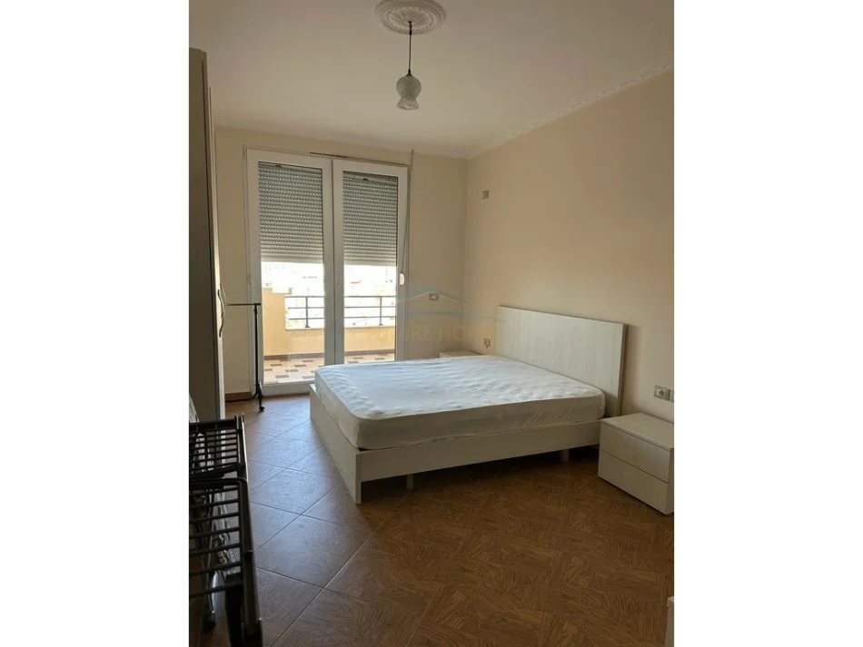 Vlore, jepet me qera apartament 2+1+Ballkon Kati 4, 100 m² 350 € (Prane Hotel Kral, Rruga e Plazhit te Vjeter) rv50541