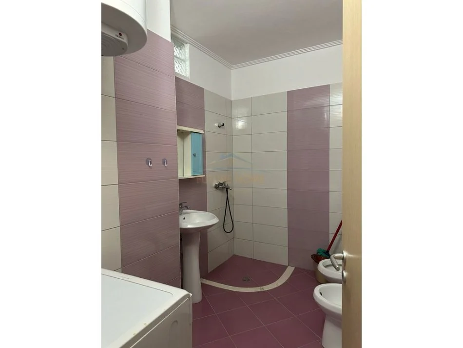 Vlore, jepet me qera apartament 2+1+Ballkon Kati 4, 100 m² 350 € (Prane Hotel Kral, Rruga e Plazhit te Vjeter) rv50541