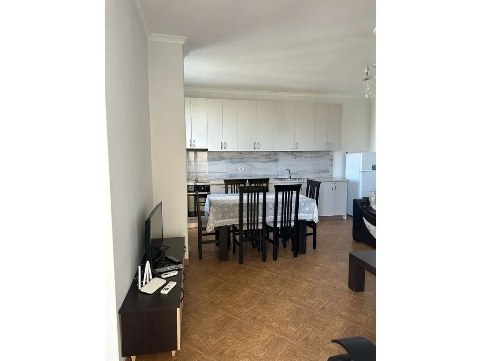 Vlore, jepet me qera apartament 2+1+Ballkon Kati 4, 100 m² 350 € (Prane Hotel Kral, Rruga e Plazhit te Vjeter) rv50541