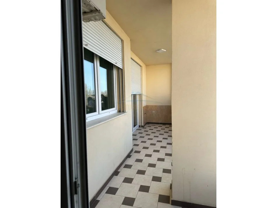 Vlore, jepet me qera apartament 2+1+Ballkon Kati 4, 100 m² 350 € (Prane Hotel Kral, Rruga e Plazhit te Vjeter) rv50541