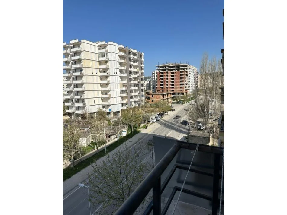 Vlore, jepet me qera apartament 2+1+Ballkon Kati 4, 100 m² 350 € (Prane Hotel Kral, Rruga e Plazhit te Vjeter) rv50541