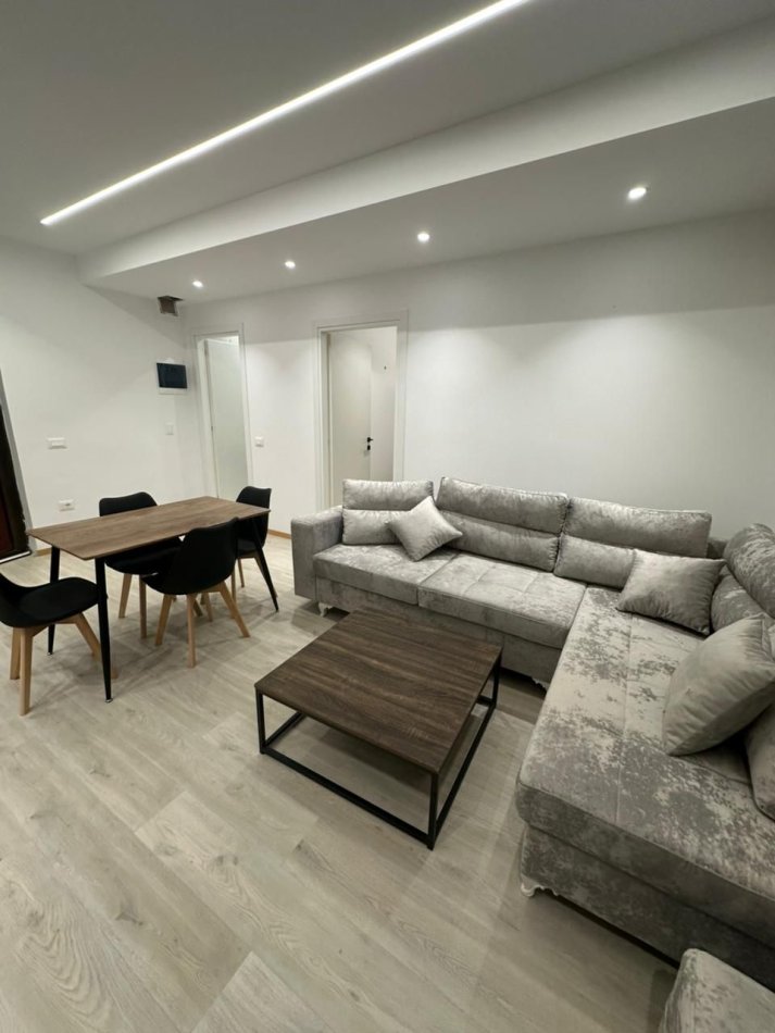 Tirane, jepet me qera apartament 1+1 Kati 7, 65 m² 600 € (Zogu i Zi)