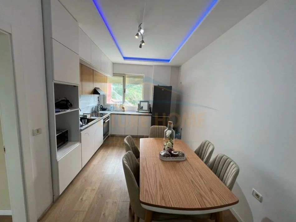 Tirane, jepet me qera 2+1 Kati 3, 106 m² 500 € (Fresku)