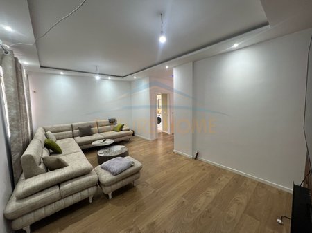 Tirane, jepet me qera apartament 2+1 Kati 3, 97 m² 500 € (FRESK)
