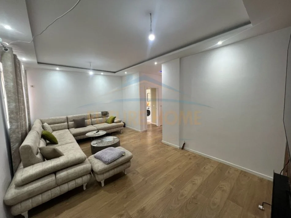 Tirane, jepet me qera 2+1 Kati 3, 106 m² 500 € (Fresku)