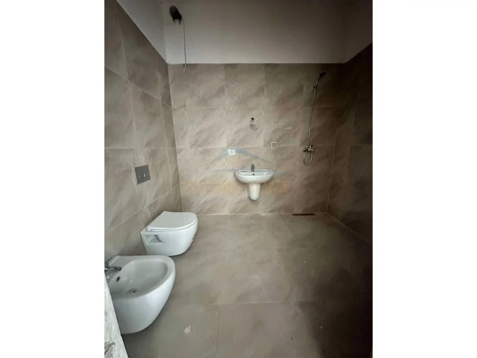 Tirane, shitet apartament 1+1 Kati 2, 74 m² 125.630 € (Kompleksi Aura, Rruga Dritan Hoxha)