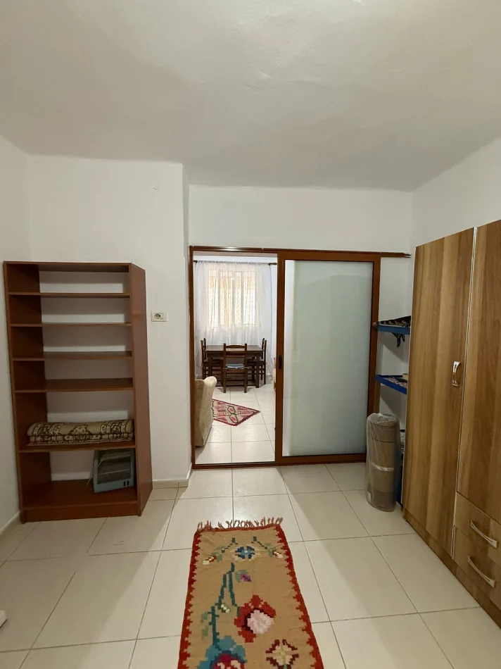 Tirane, jepet me qera apartament 1+1 Kati 1, 70 m² 400 € (Ish Parku Rruga e Kavajes)