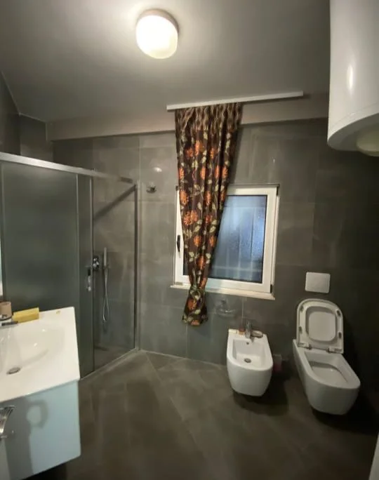 Tirane, jepet me qera apartament 2+1+Ballkon Kati 5, 88 m² 650 € (Vasil Shanto)