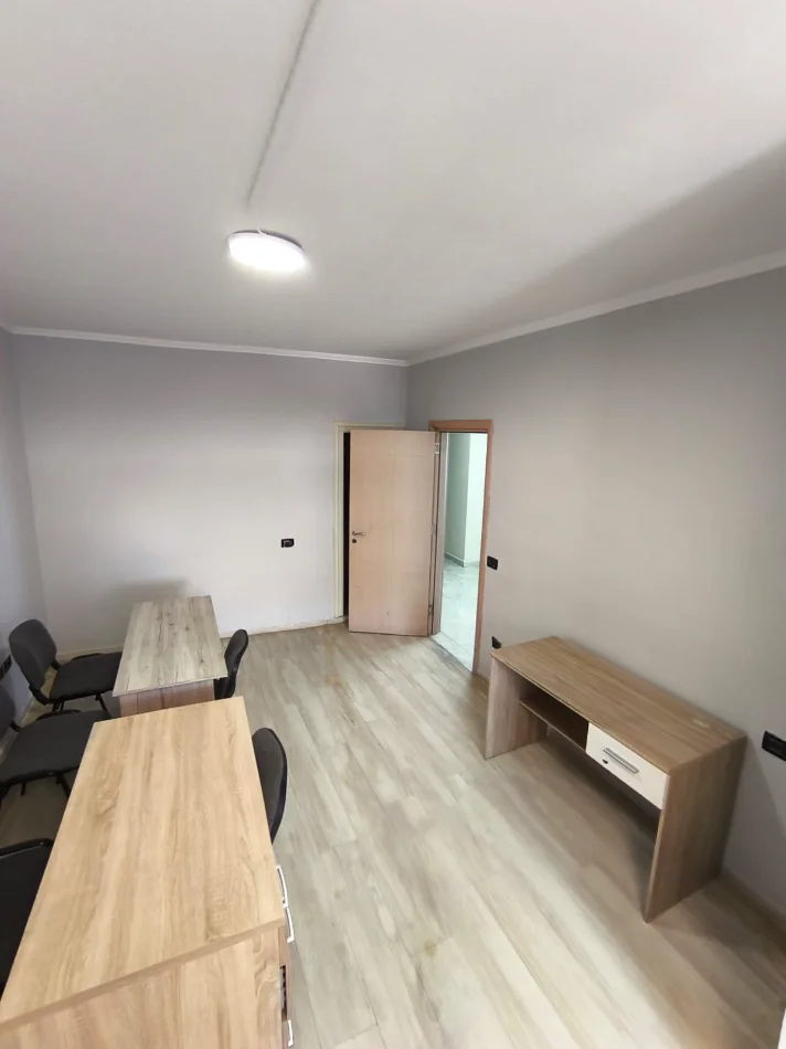 Tirane, jepet me qera apartament+verande | Penthouse 4+1+Aneks+Ballkon Kati 5, 1.500 € (8R65+3J9, Rruga Shyqyri Brari, Tiranë, Albania)