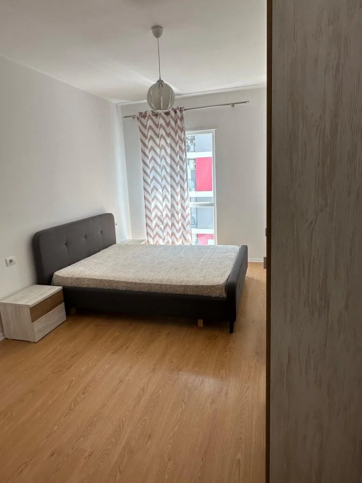 Tirane, jepet me qera apartament 2+1 Kati 4, 500 € (Univers city)