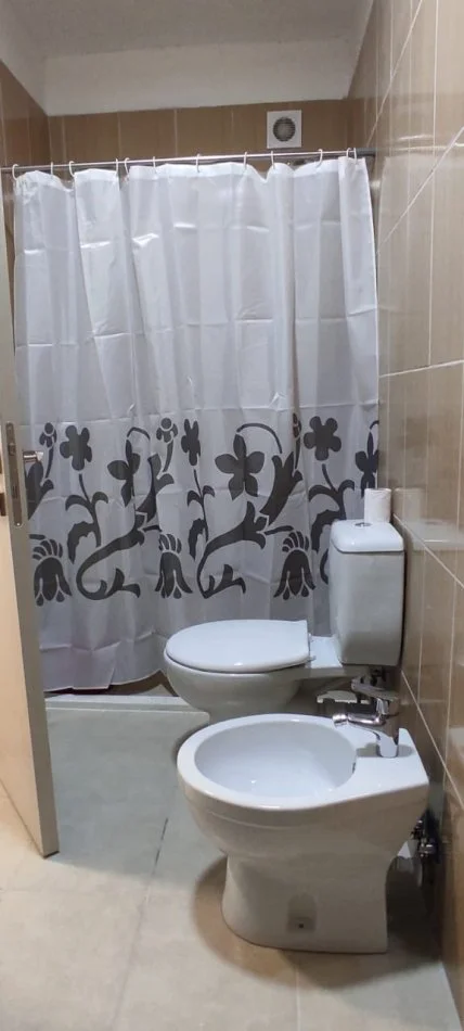 Tirane, jepet me qera apartament 2+1+Ballkon Kati 4, 120 m² 500 € (ne fund te rruges 5 Maj)