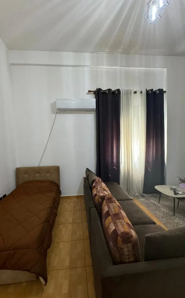 Tirane, jepet me qera apartament 1+1+Ballkon Kati 1, 65 m² 550 € 