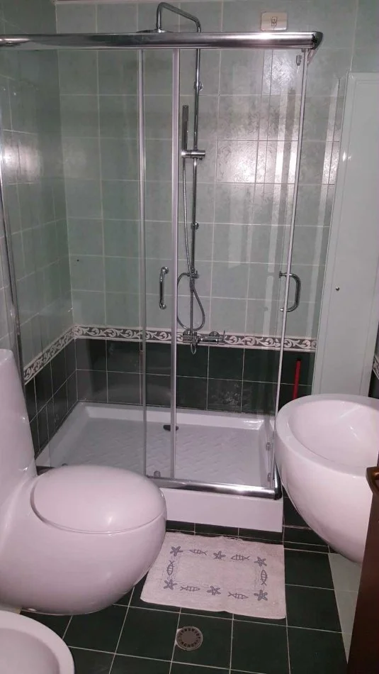 Tirane, jepet me qera apartament 1+1+Aneks+Ballkon Kati 3, 85 m² 550 € 