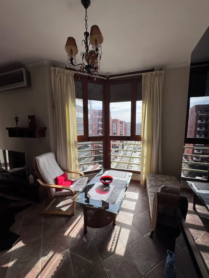 Tirane, jepet me qera apartament 1+1+Ballkon , 80 m² 550 € (rruga e Kavajes)