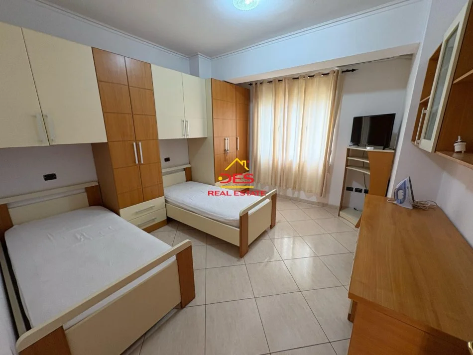 Vlore, jepet me qera apartament 2+1+Ballkon Kati 5, 110 m² 400 € (Rr 7 Nëntori)