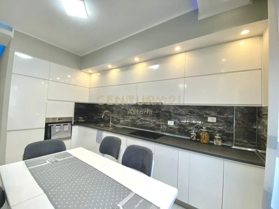 Tirane, jepet me qera apartament 2+1 Kati 5, 115 m² 750 € (Astir)