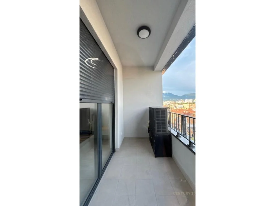 Tirane, jepet me qera apartament+verande | Penthouse 1+1 Kati 7, 53 m² 700 € (ish stacioni i trenit)