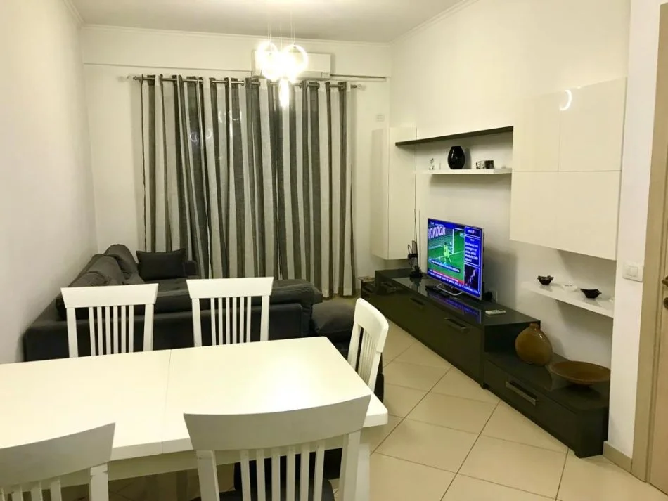 Tirane, jepet me qera apartament 1+1+Ballkon Kati 3, 70 m² 600 € (golden parku)