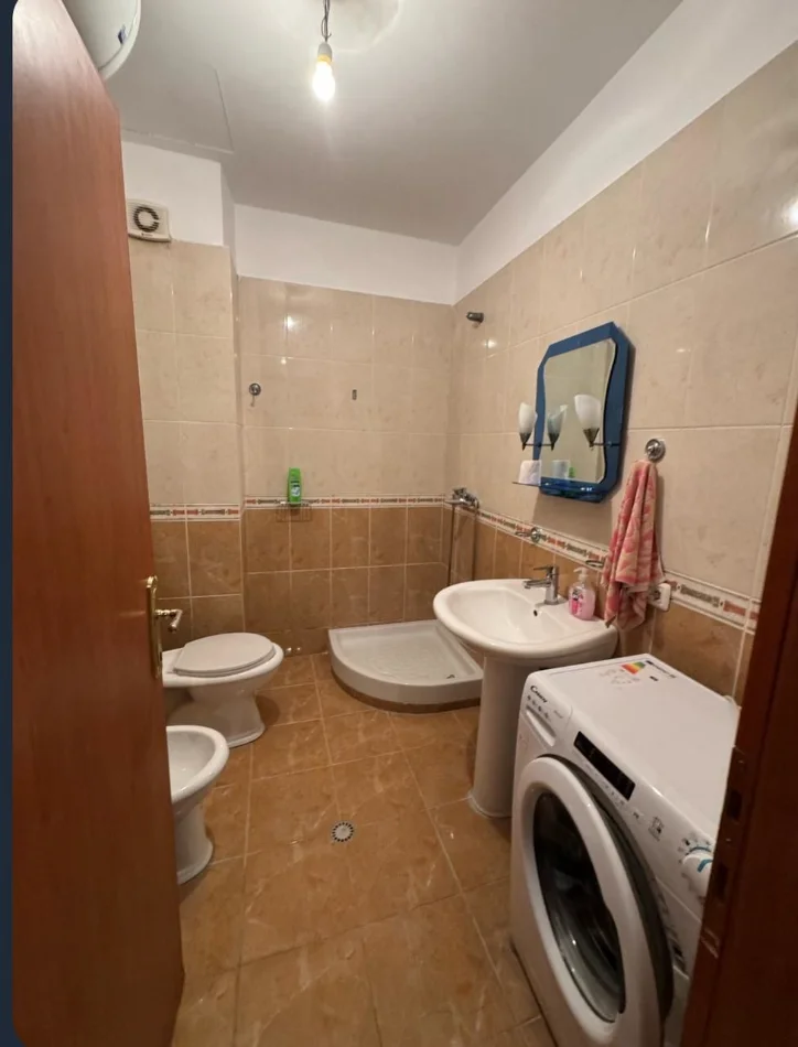 Tirane, jepet me qera apartament 2+1+Ballkon Kati 3, 85 m² 450 € (YZBERISHT)