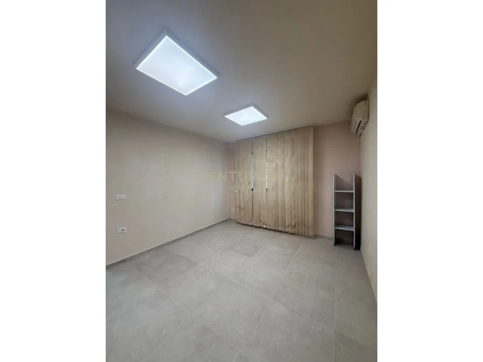 Tirane, jepet me qera zyre Kati 1, 35 m² 400 € (Mozaiku i Tiranes)