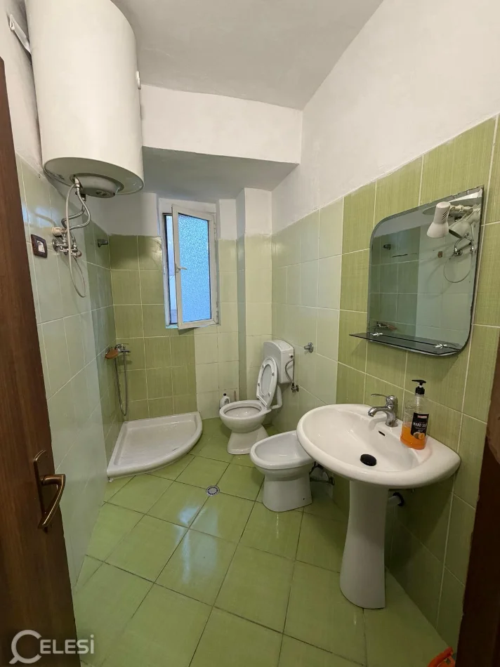 Tirane, jepet me qera apartament 1+1+Ballkon Kati 4, 60 m² 470 € (FERIT XHAJKO)