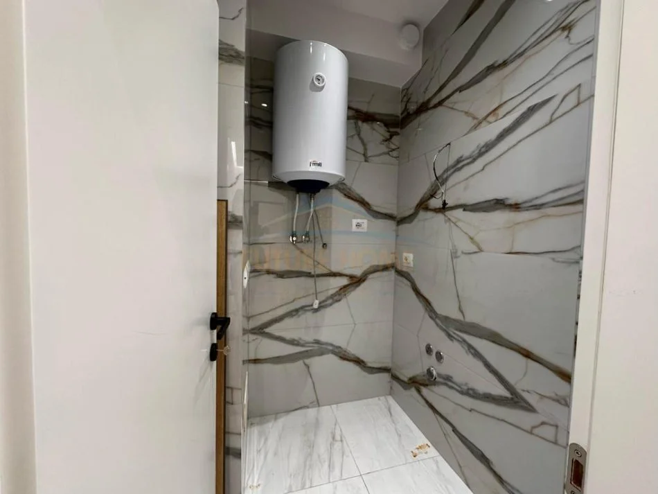 Tirane, jap me qera ambjent biznesi Kati 3, 104 m² 900 € (Rruga Mine Peza)